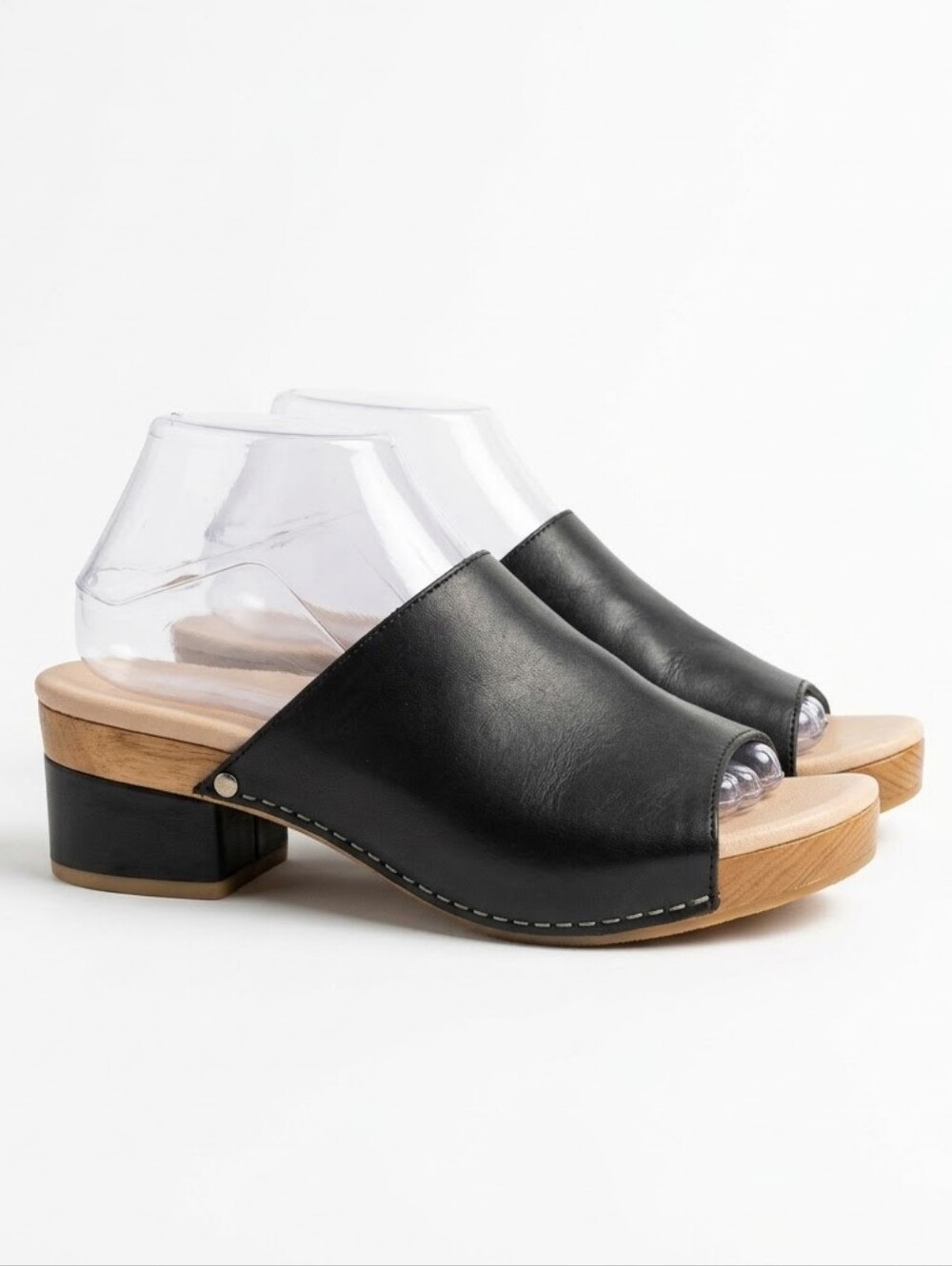 Dansko Maci Sandals featuring a smooth black leather upper Womens Size 40 US 9.5